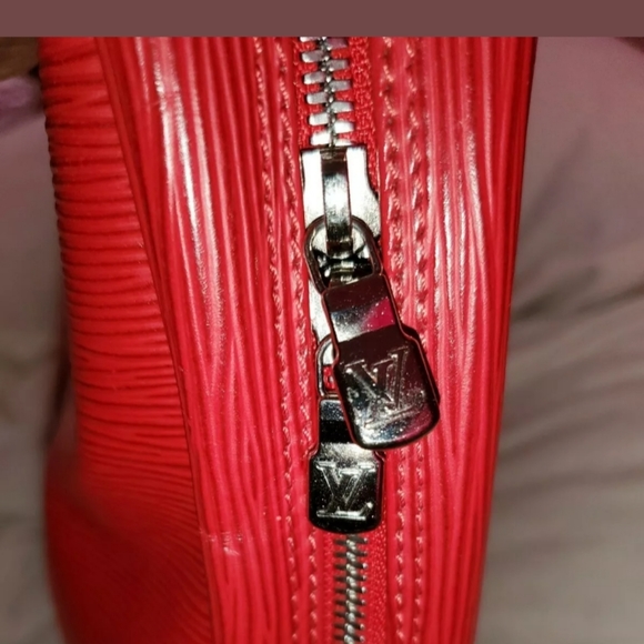 SOLD!!!! Authentic Louis Vuitton Epi Tote - Picture 4 of 6